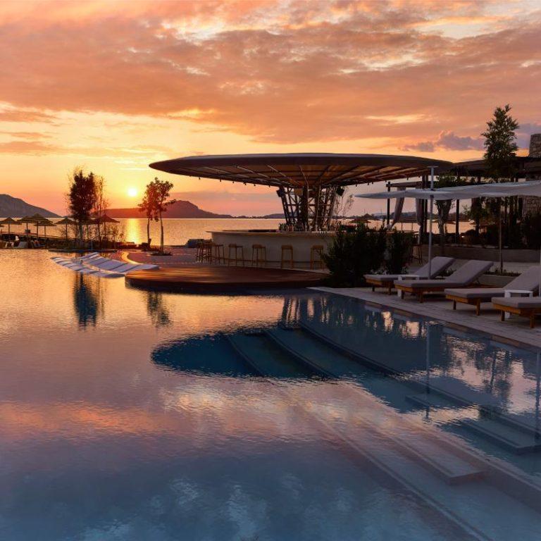 Το Costa Navarino στη Μεσσηνία συνδυάζει πολυτέλεια, γκολφ, παραλίες και υψηλού επιπέδου φιλοξενία, προσελκύοντας επισκέπτες από όλο τον κόσμο κοντά στην Καλαμάτα.