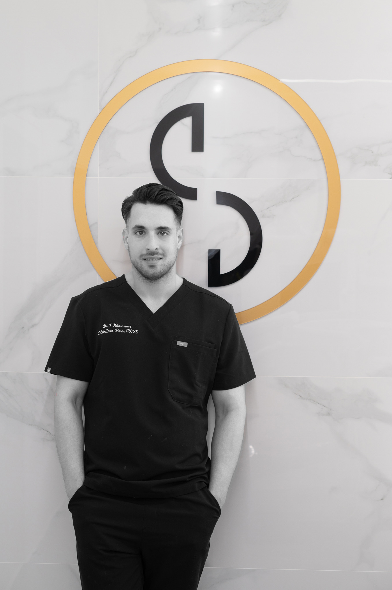 Ο Θοδωρής Κληρονόμος, DClinDent Προσθετικής & Εμφυτευματολογίας, εξειδικευμένος οδοντίατρος στην Καλαμάτα με εμπειρία σε εμφυτεύματα και αισθητική οδοντιατρική.