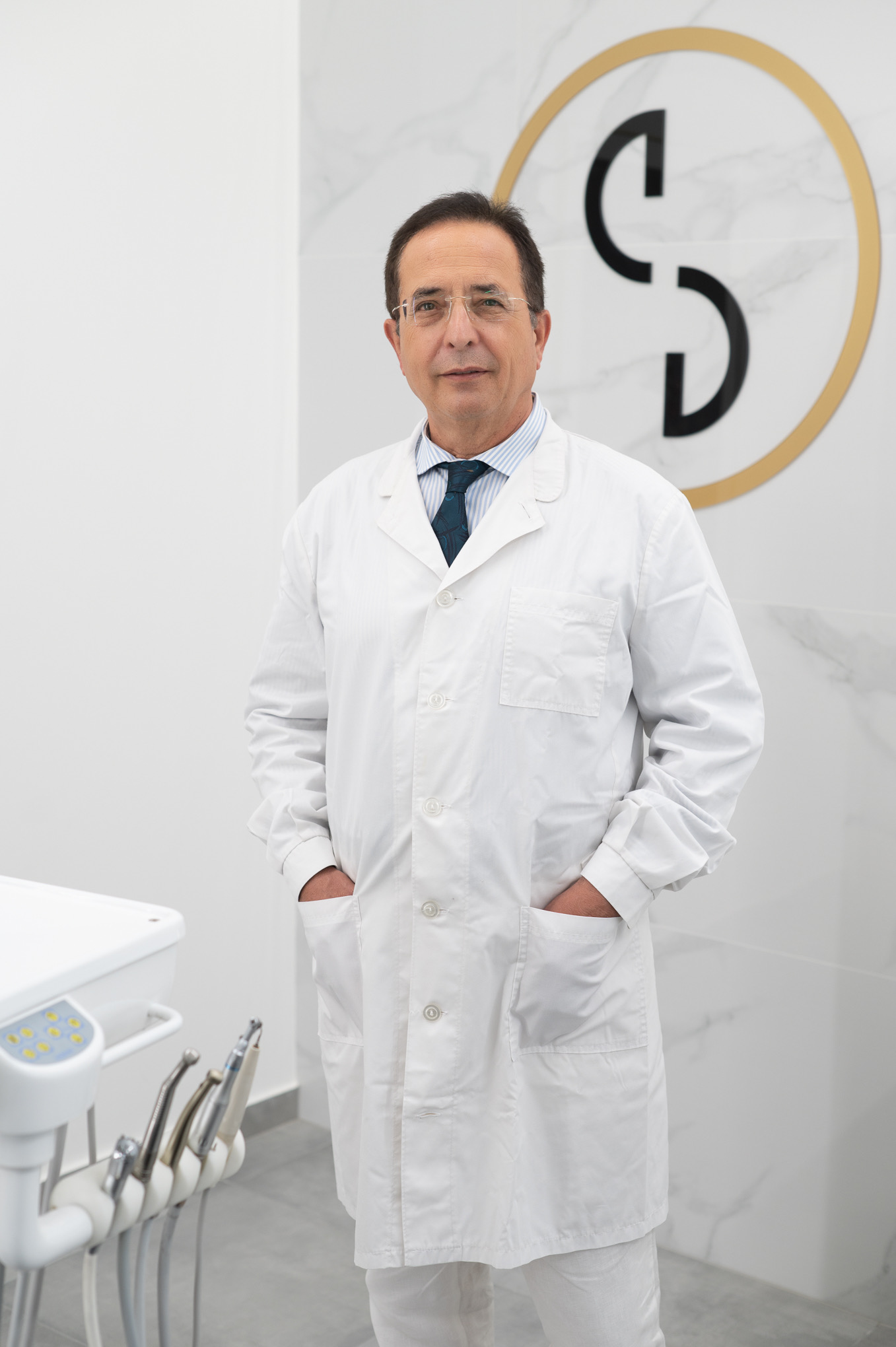 Ο Κωνσταντίνος Κληρονόμος, έμπειρος οδοντίατρος στην Καλαμάτα, με πάνω από 30 χρόνια εμπειρίας στην εμφυτευματολογία και την προσθετική, στο Aesthetic Dental Studio.