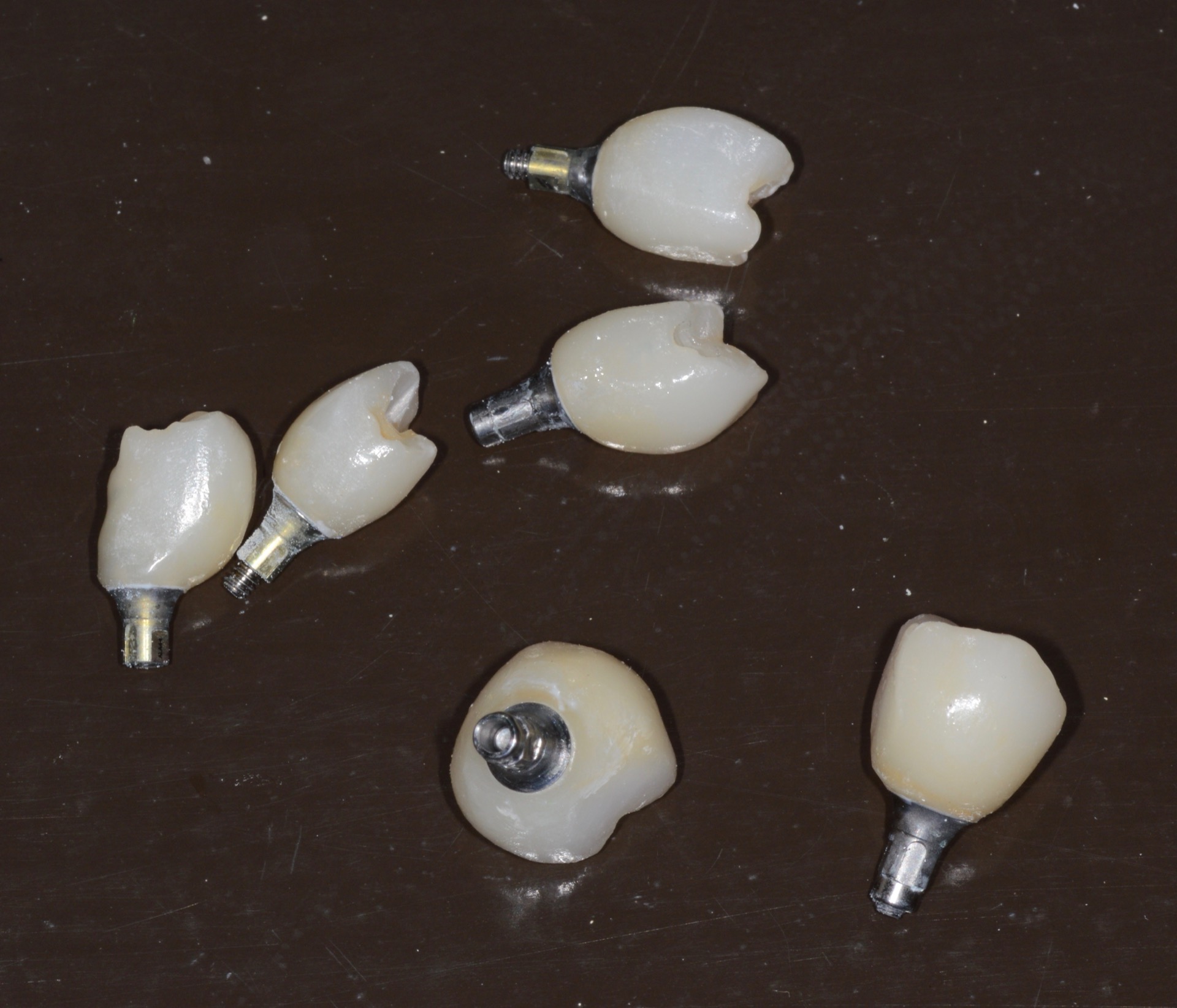 Οι ολοκεραμικές στεφάνες (οξείδιο του ζιρκονίου) για την αποκατάσταση των εμφυτευμάτων, πριν την τοποθέτηση στο στόμα
