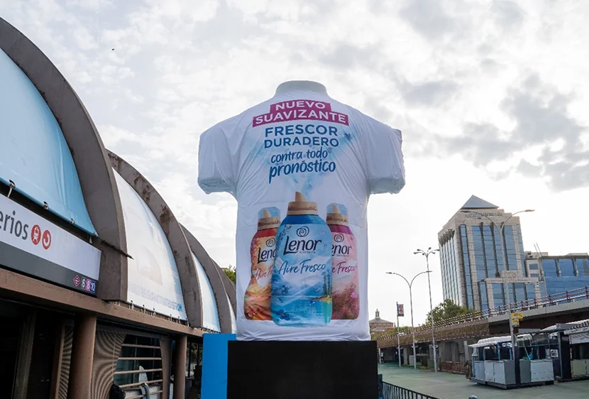 Muñeco gigante en nuevos ministerios con camiseta de Lenor