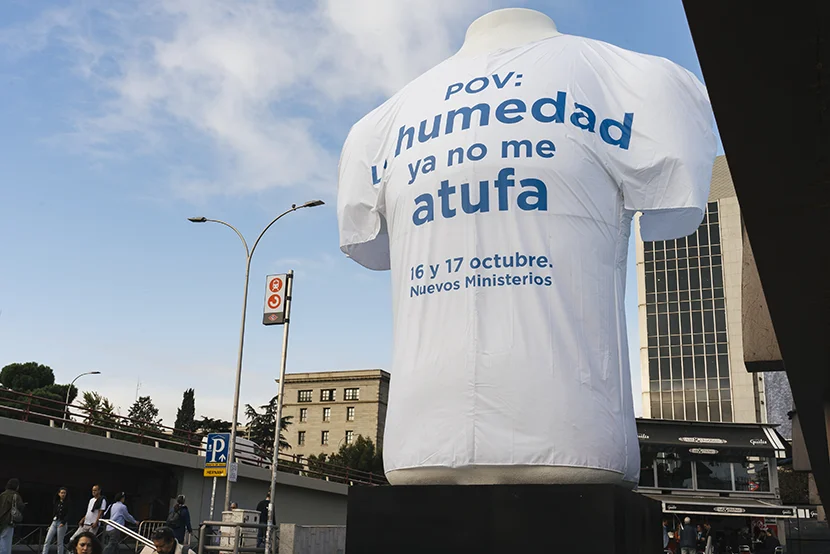Muñeco gigante en nuevos ministerios con camiseta de Lenor que dice : “POV la humedad ya no me atufa”