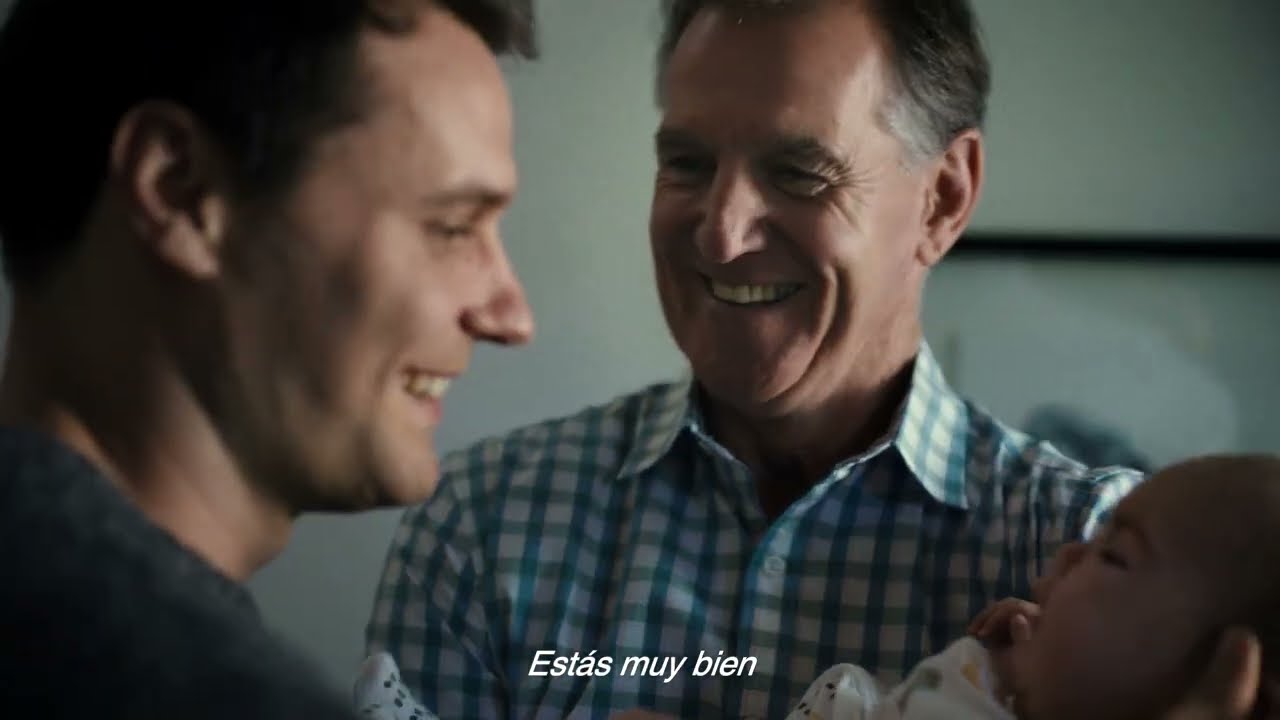 dos hombres estan hablando