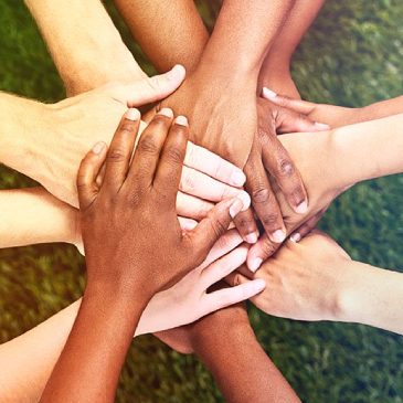 Muchas manos unidas
