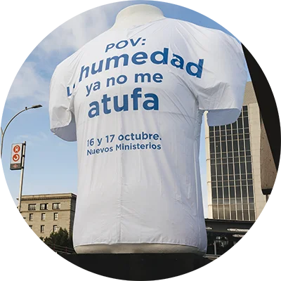 Muñeco gigante en nuevos ministerios con camiseta de Lenor que dice : “POV la humedad ya no me atufa”