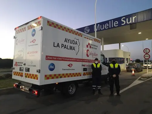 Camión de Emercam cargado con las ayudas para La Palma, incluidas las donaciones de P&G
