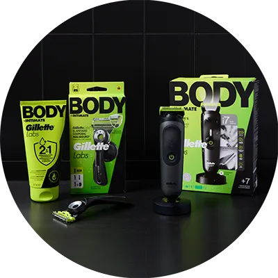 Gama GilletteLabs Body sobre fondo negro, con crema limpiadora, maquinilla corporal y recortadoras junto a sus envases