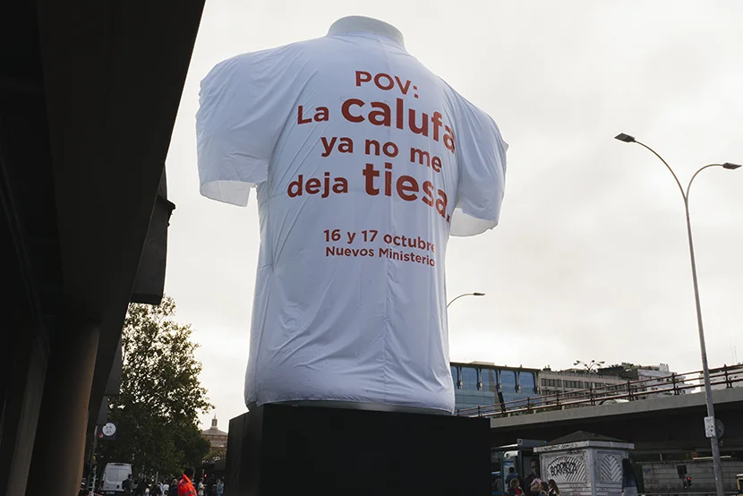 Muñeco gigante en nuevos ministerios con camiseta de Lenor que dice : “POV la calufa ya no me deja tiesa”