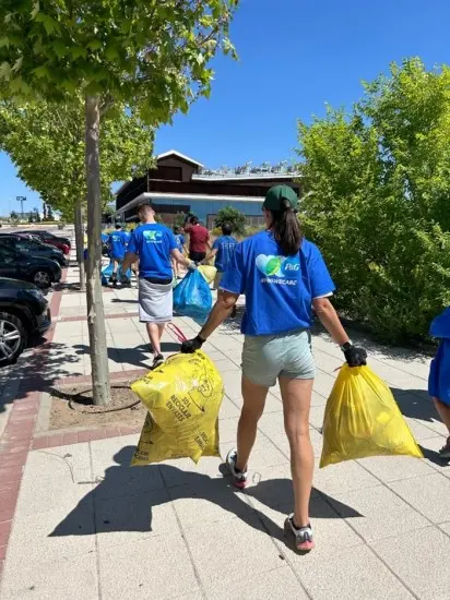 Mujer con dos bolsas de basura en mano