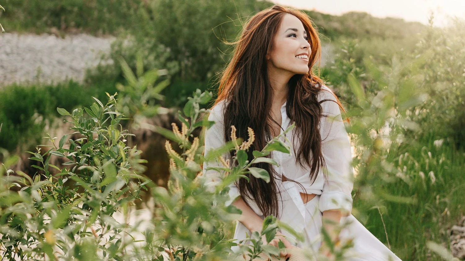 Chica sonriendo en la naturaleza