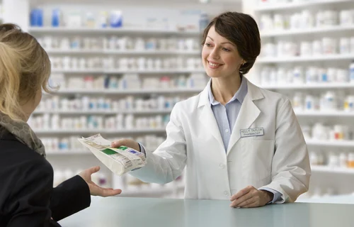 Image1pharmacist1costumerDAM_resized