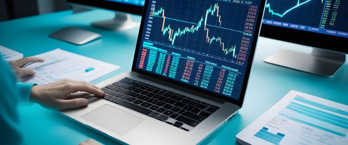 Panduan pelaburan forex: Pedagang menganalisis graf pasaran saham pada komputer riba.