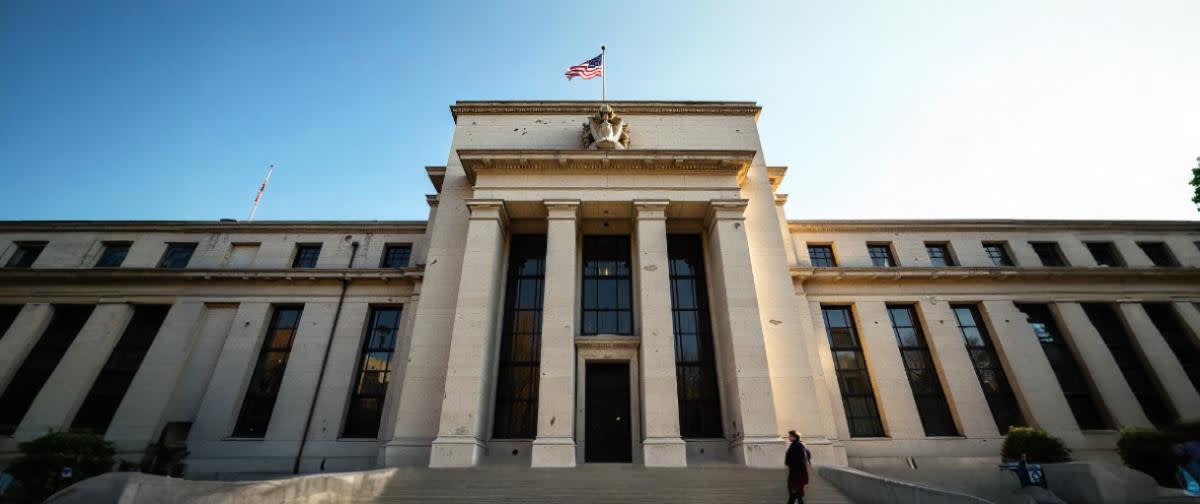 Federal Reserve-byggnadens fasad under klar himmel, Washington D.C.