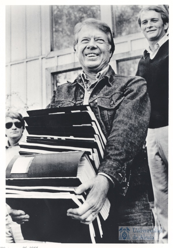 'Jimmy Carter prestando el juramento para el cargo de presidente de los Estados Unidos en 1977', Universidad de Alcalá. Biblioteca and Hispana, CC BY-NC-ND