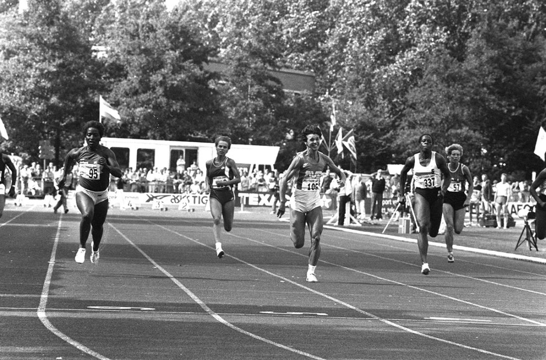  Photographie en noir et blanc, cinq athlètes faisant une course