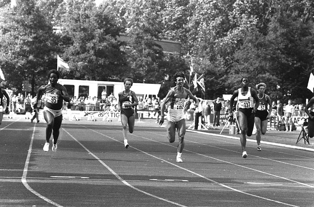 Photographie en noir et blanc, cinq athlètes faisant une course