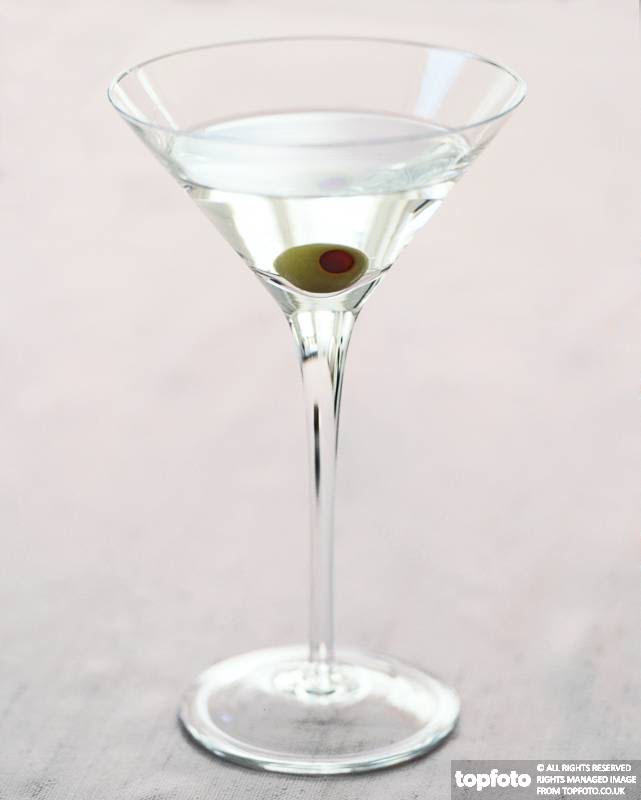 фото мартини в коктейльном бокале с оливкой