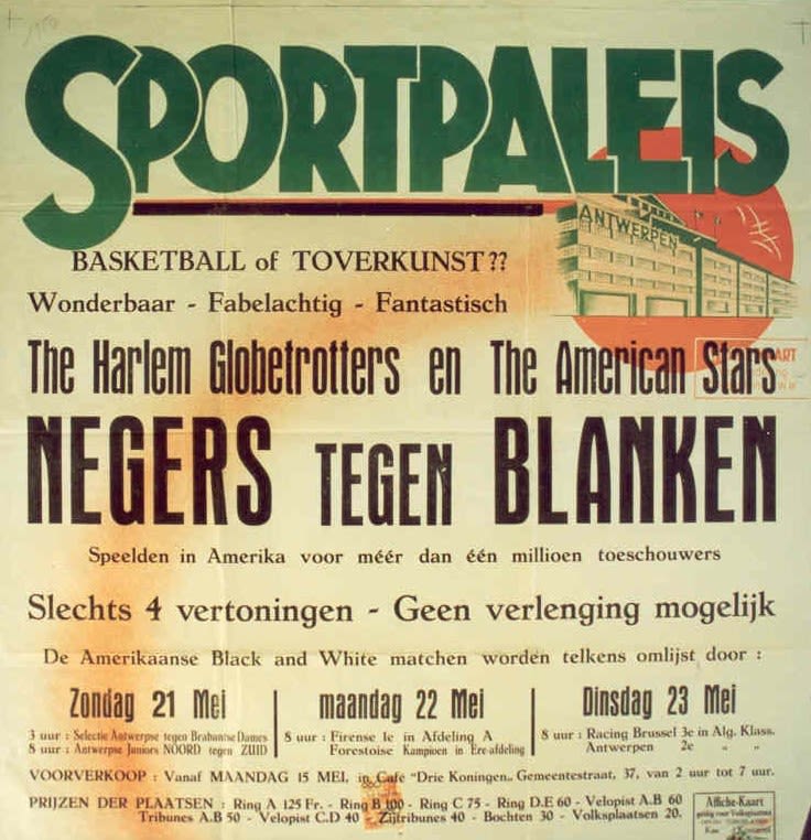 affiche en couleur pour un match de basketball avec un titre vert Sportpaleis, une illustration d'une salle de sport et le texte suivant : « The Harlem Globetrotters en The American Stars, Negers tegen Blanken ».