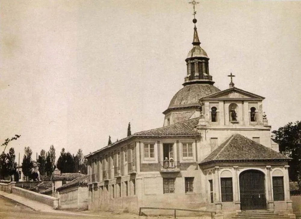 una fotografía en blanco y negro de la ermita de San Isidro con cúpula y campanario. 