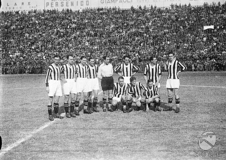 kalabalık bir stadyumun ortasındaki Juventus futbol takımının siyah beyaz fotoğrafı