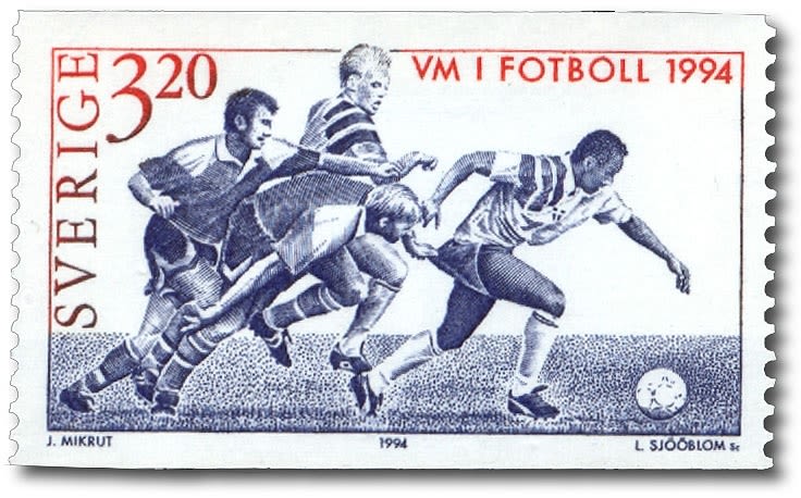 timbre-poste avec le texte rouge Sverige 320 VM i football 1994 et illustration en bleu de quatre footballeurs courant après un ballon.