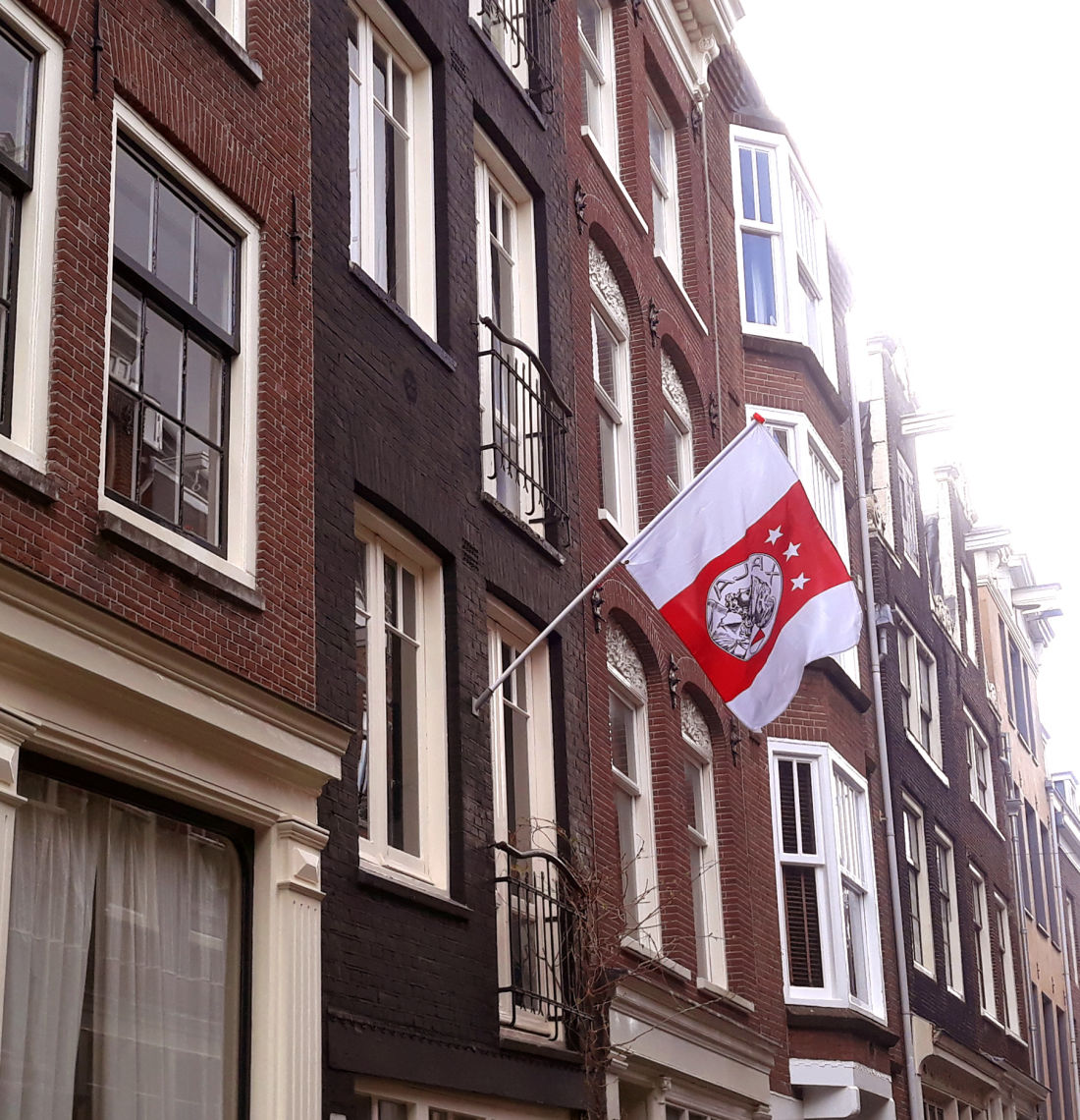 bir şehir caddesinde asılı bir Ajax bayrağının renkli fotoğrafı