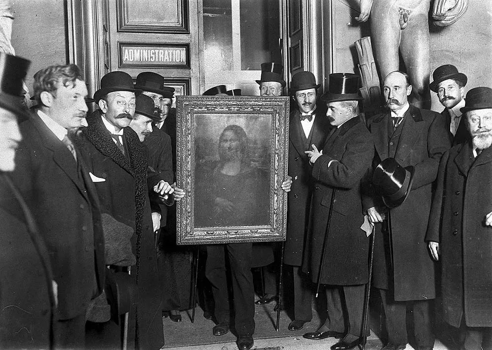 black and white photograph, a group of men hold the Mona Lisa painting