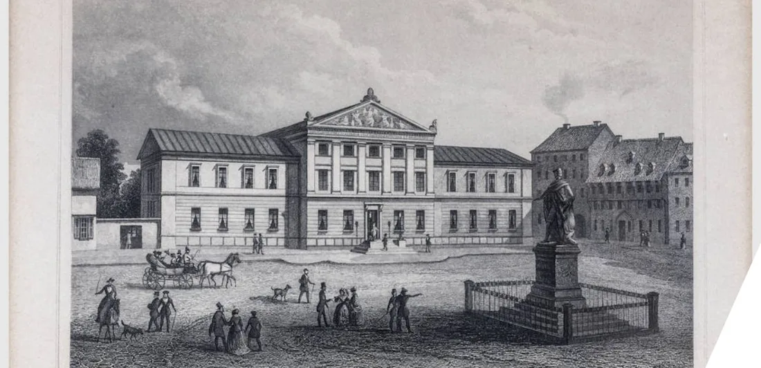 Etching of a large classical building in front of a large square busy with people and a large statue