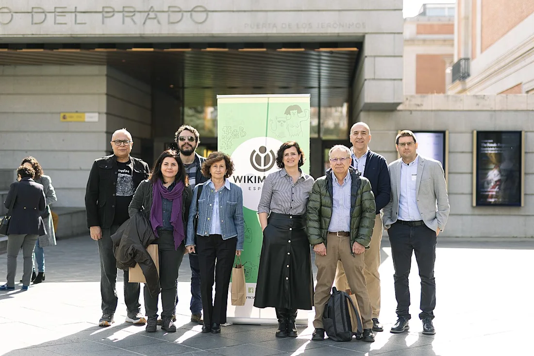The speakers of ‘Patrimonio Conectado: Wikidata en el Ecosistema GLAM’ stood outside the Prado Museum