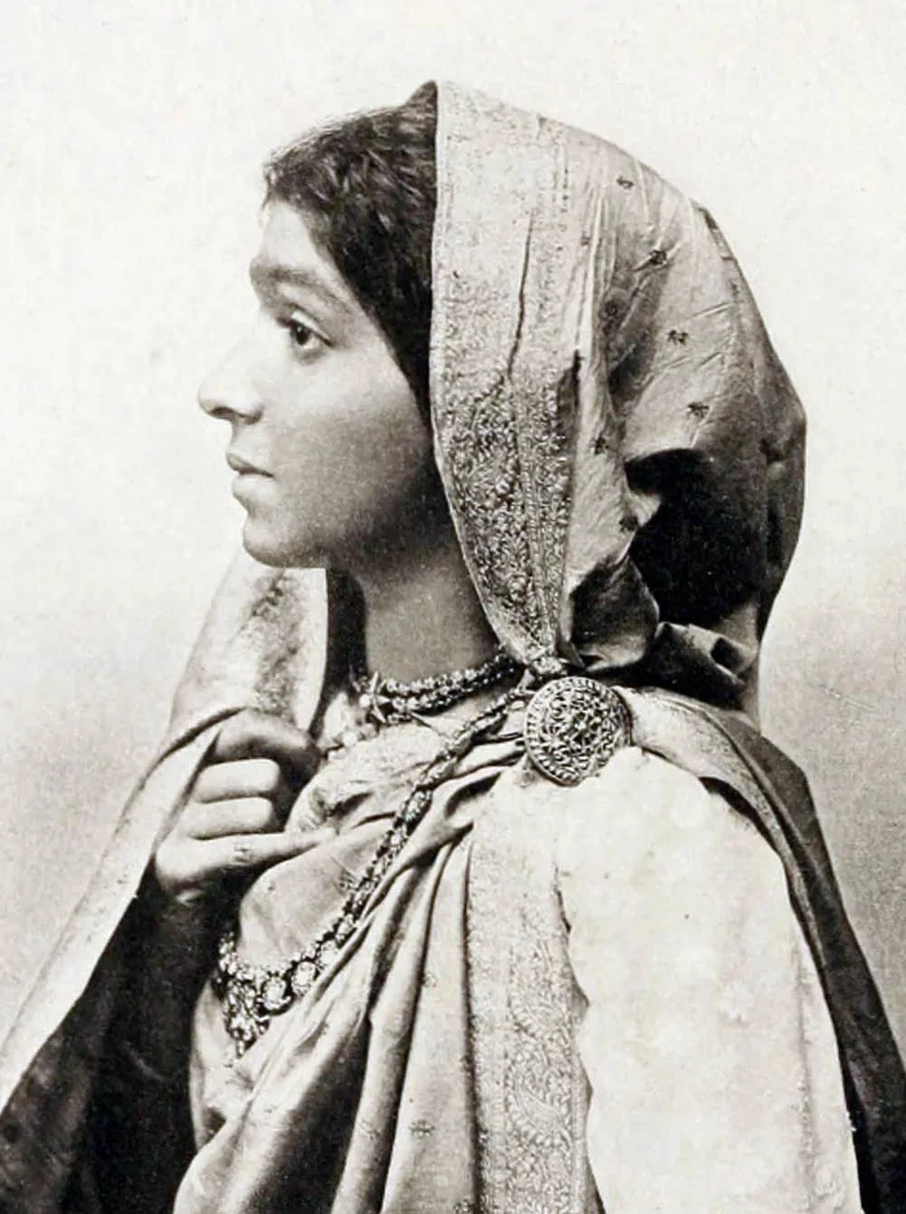 black and white portrait of a young Sarojini Naidu.