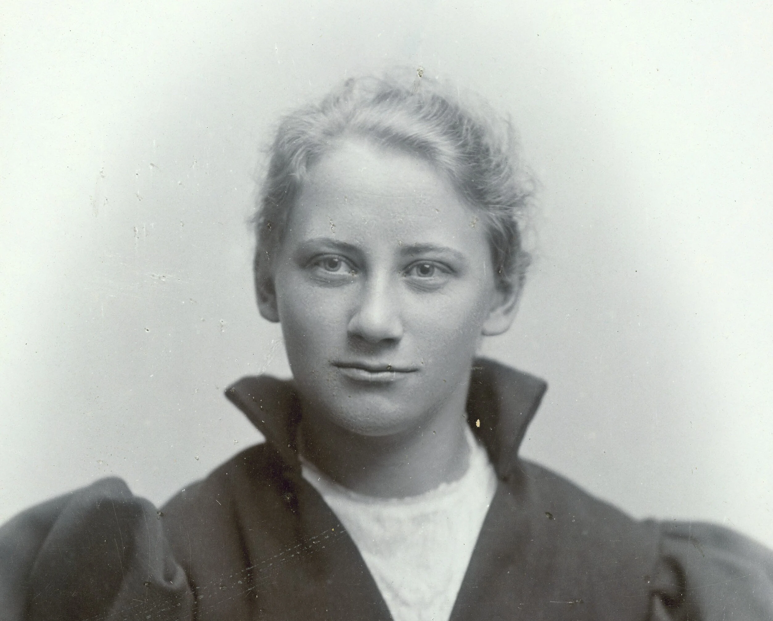 sort-hvidt portrætfoto af Ellen Hørup.