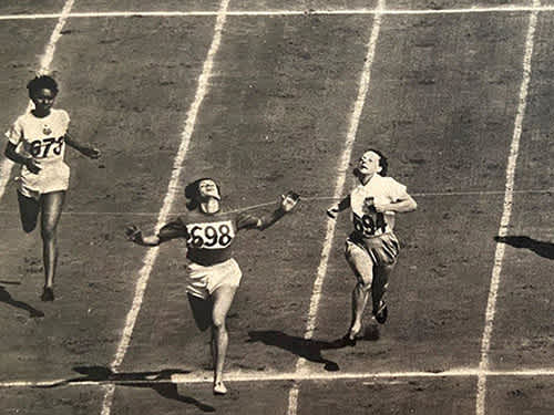 černobílá fotografie sportovkyň v závodě