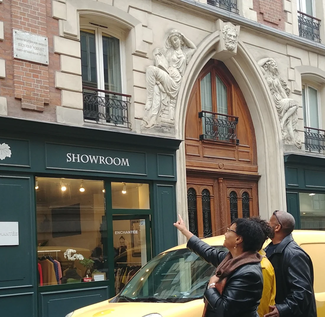 Julia Browne leading a walking tour in front of the home of Richard Wright Paris 6th arrondissement.