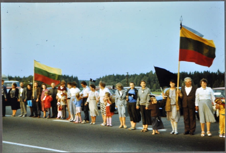 The Baltic Way: the day holding hands changed the world | Europeana