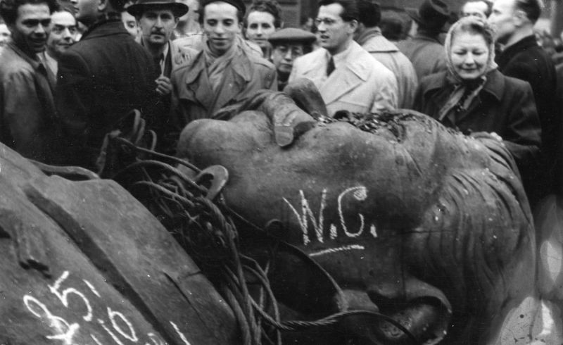 Statue-of-Stalin-taken-down-in-Budapest.jpg