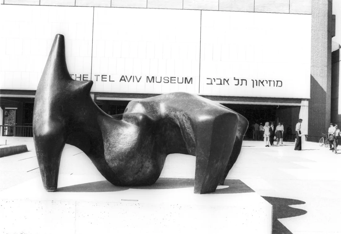 black and white photograph of sculpture in front of Tel Aviv Museum
