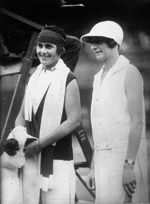 Championnats de tennis : à Wimbledon, Melle Alvarez, espagnole et Miss Godfier : [photographie de presse] / Agence Meurisse