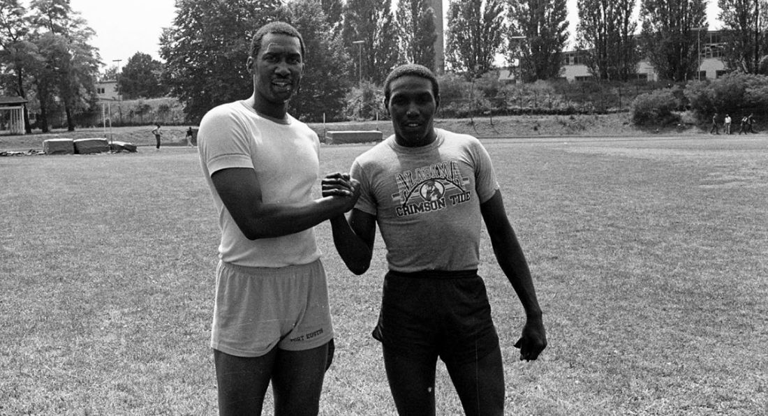 photographie en noir et blanc, deux hommes sur un terrain de sport