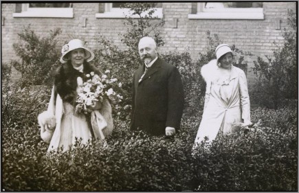 Koningin Wilhelmina en prinses Juliana in het gezelschap van Willem de Vlugt, burgemeester van Amsterdam, bij een bezoek aan huize Lydia op het Roelof Hartplein