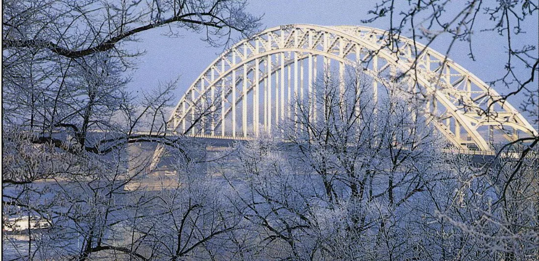 The Waalbrug in winter, with the text 'Gelukkig Nieuwjaar' below