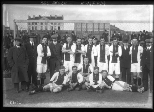 Ajax futbol takımının siyah beyaz fotoğrafı, arkalarında bir kalabalıkla kale alanında fotoğraflandı