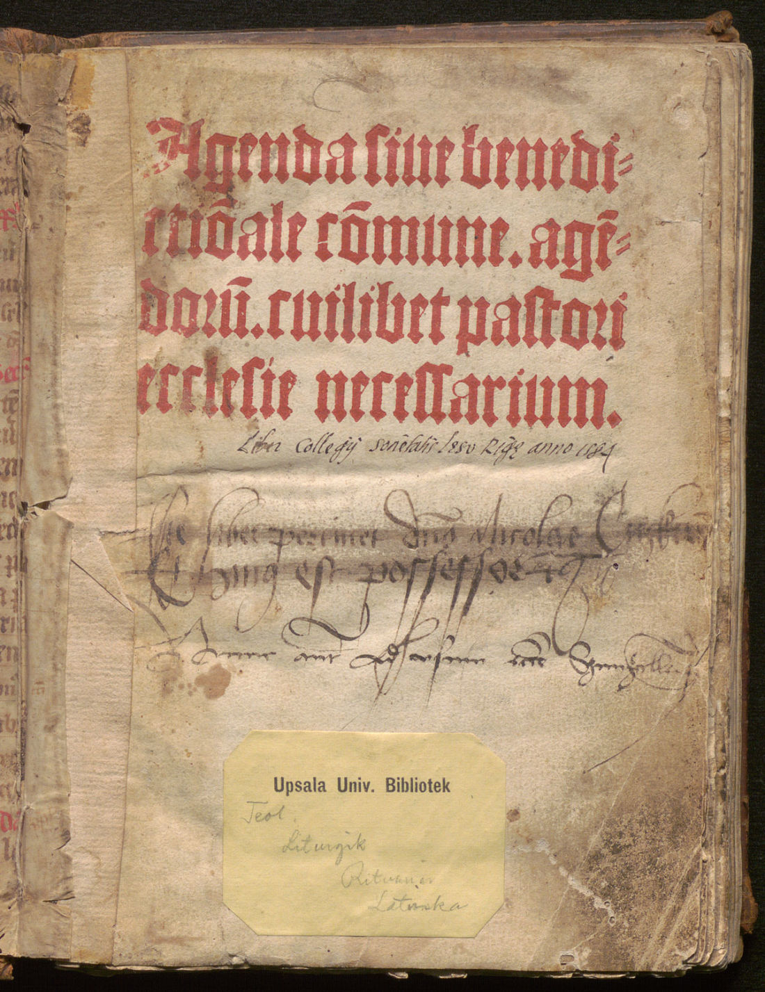 Title page of Agenda sive benedictionale commune. Under the Latin title in red there's handwritten text in Latvian