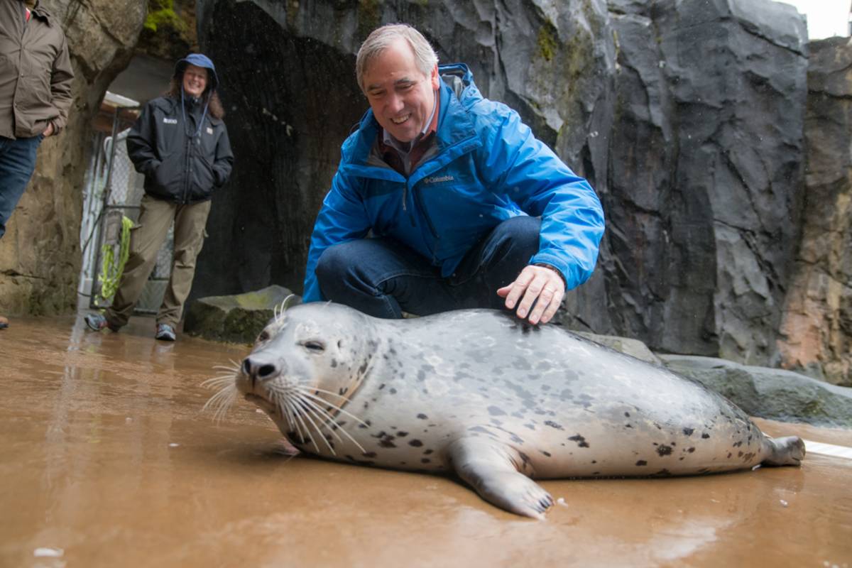 Senator Merkley with a seal in a zoo