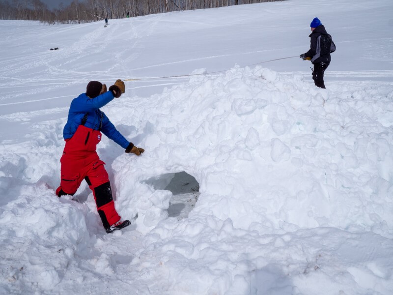 BJ Kirschhoffer (Polar Bears International) and James Smith (Brigham Young University) took measurements of each den.