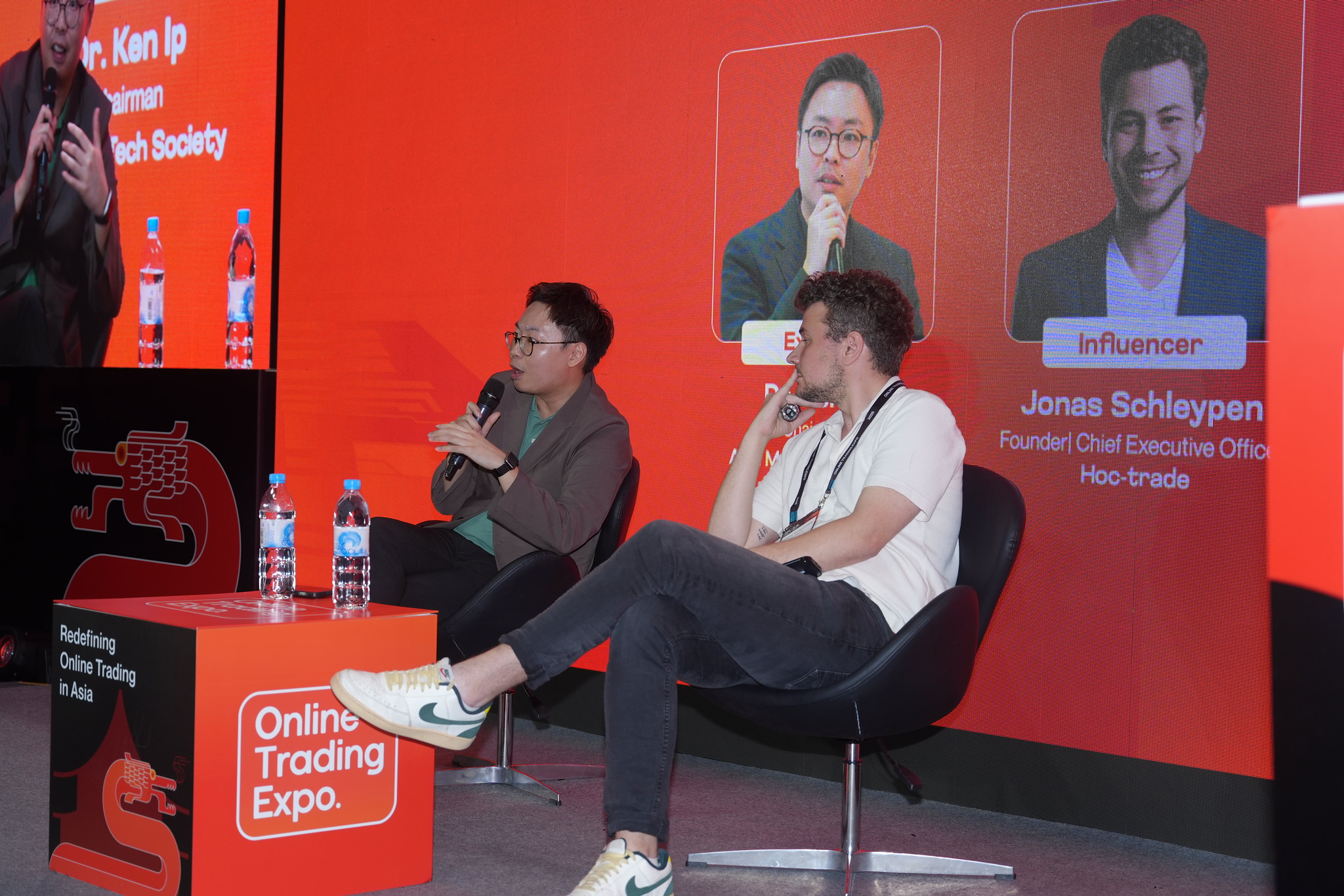 Event photo speaking session Jonas Schleypen