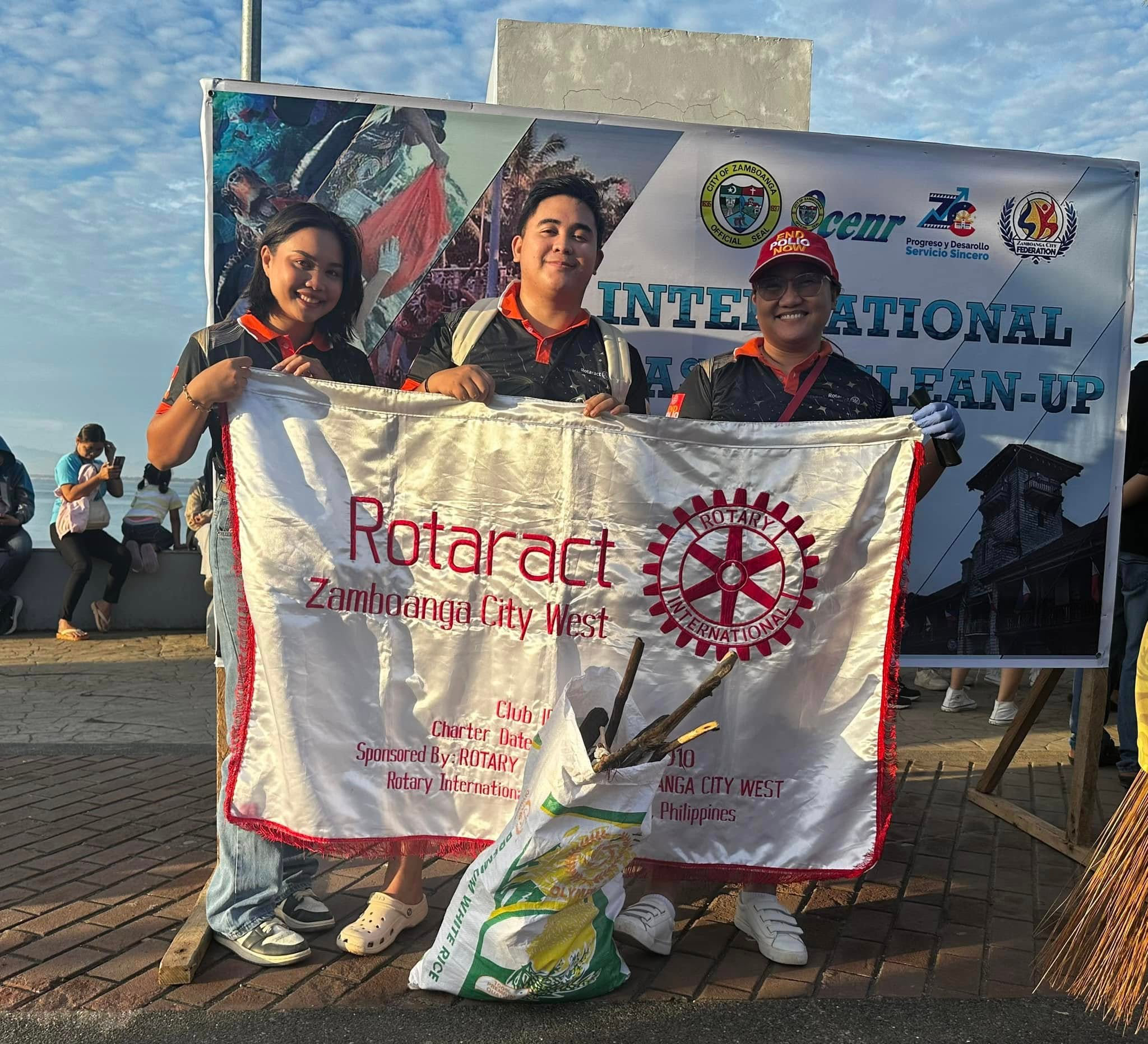 Community volunteers at R.T. Lim Boulevard