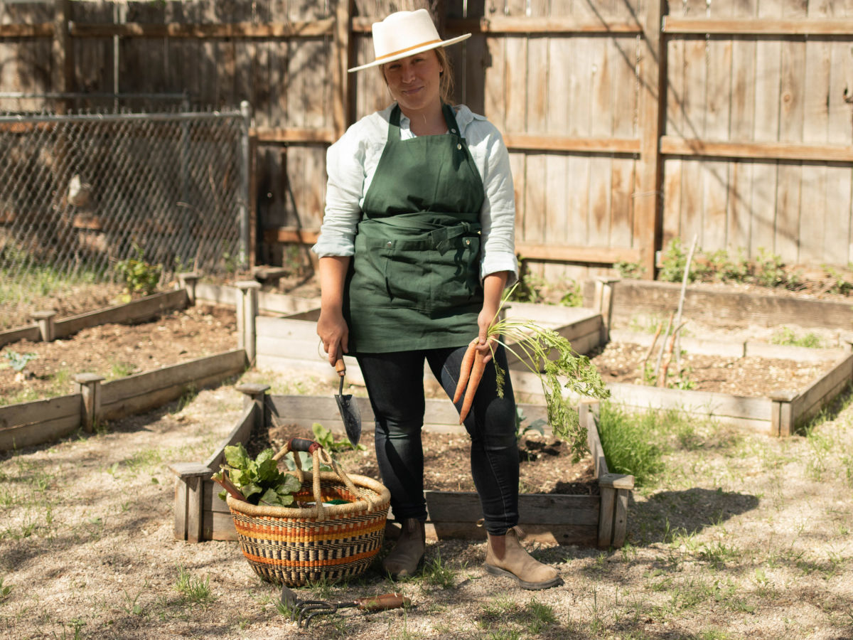 Brianne dans son jardin. 