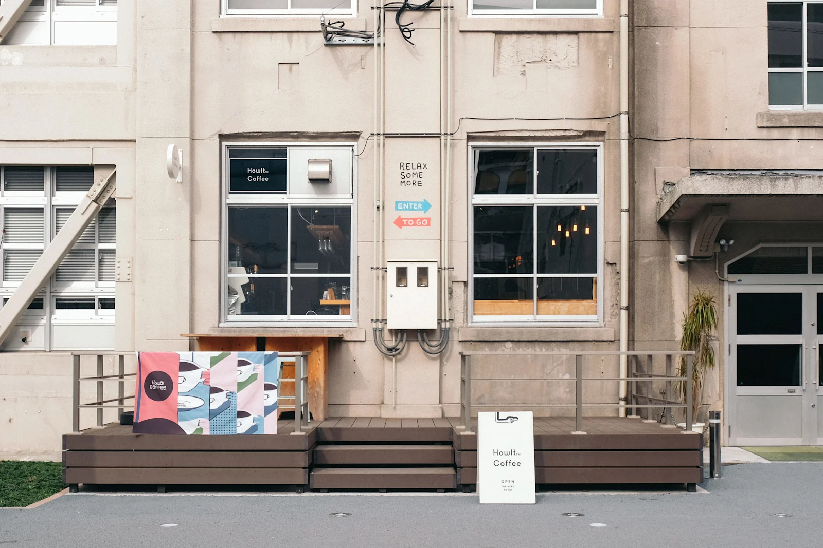 Howlt Coffee Fukuoka Daimyo, located on the site of Daimyo Elementary School in the heart of Fukuoka City.