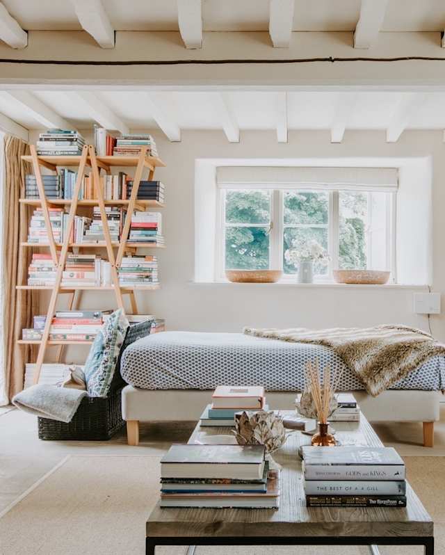 Living room in The Ostler, Plum Guide home in Cotswolds