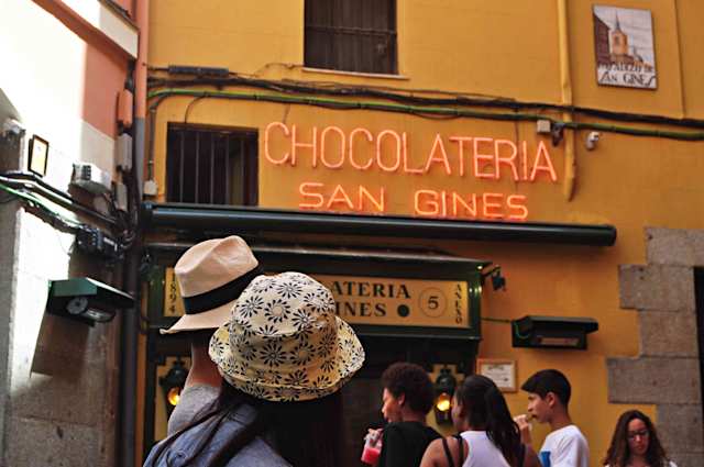 People standing outside Chocolateria San Ginés